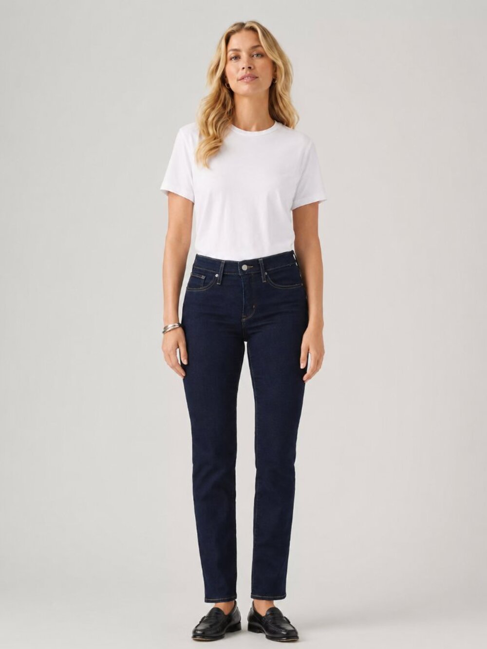 Levi’s Women’s Classic Straight Jeans 29x32 8L Dark Wash Stellar Stretch NWT